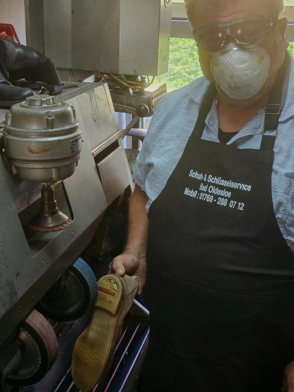 Okan bei der Schuhreparatur